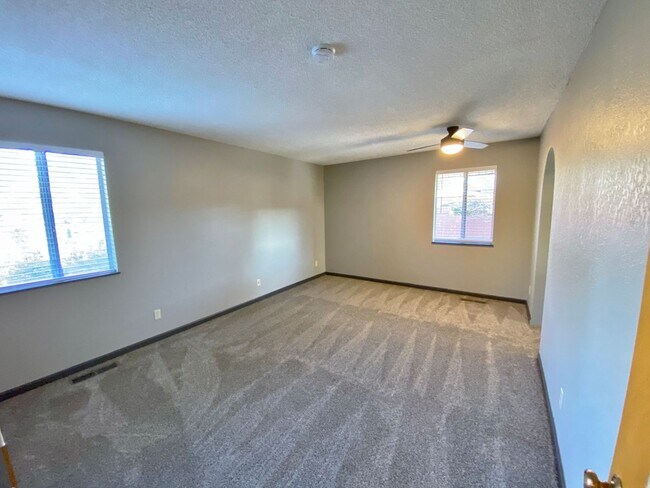 Building Photo - HOUSE - VILLAGE OF OAK CREEK