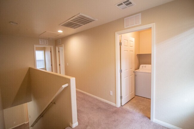 Building Photo - GUARD GATED 3 BD 2.5 BTH HOME IN HENDERSON