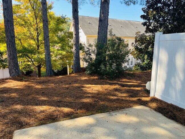 Building Photo - Wow! Check out this charming 3 bedroom 2.5...