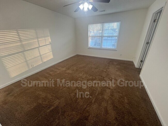 Building Photo - 2810 Lakeside Cir