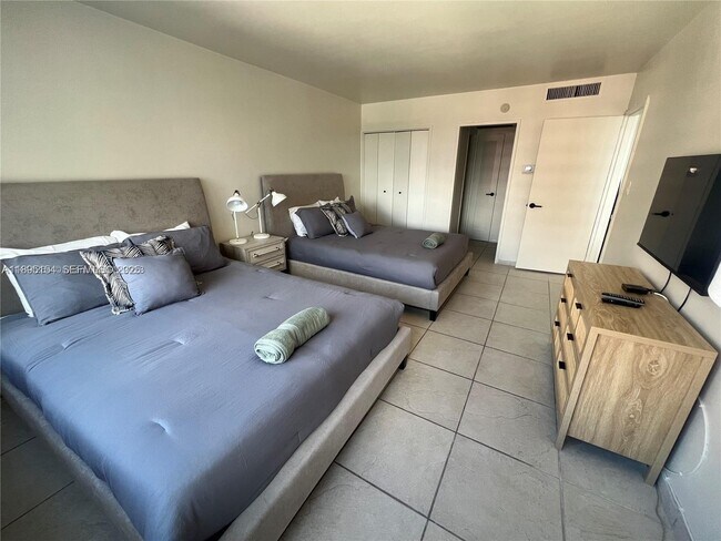 Building Photo - 5161 Collins Ave