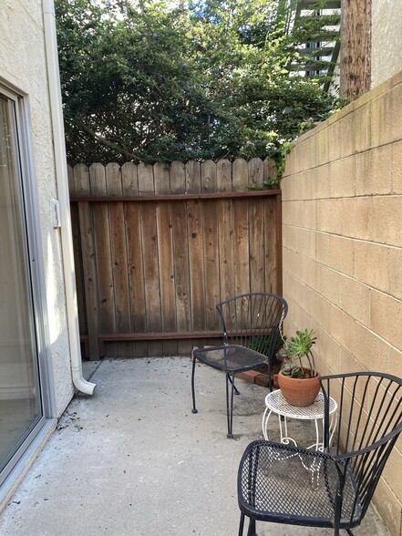 Building Photo - 292 Rossmore Dr