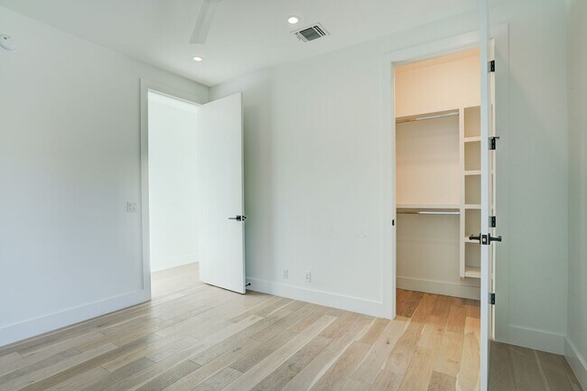 Building Photo - Spacious 3-Bedroom, 2.5-Bath Contemporary ...