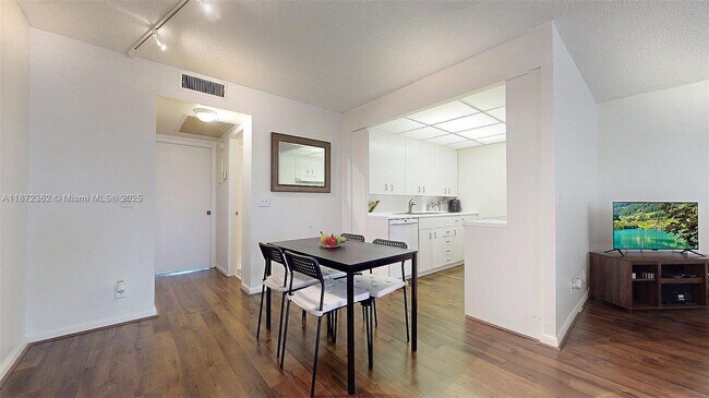 Building Photo - 4047 Rexford A