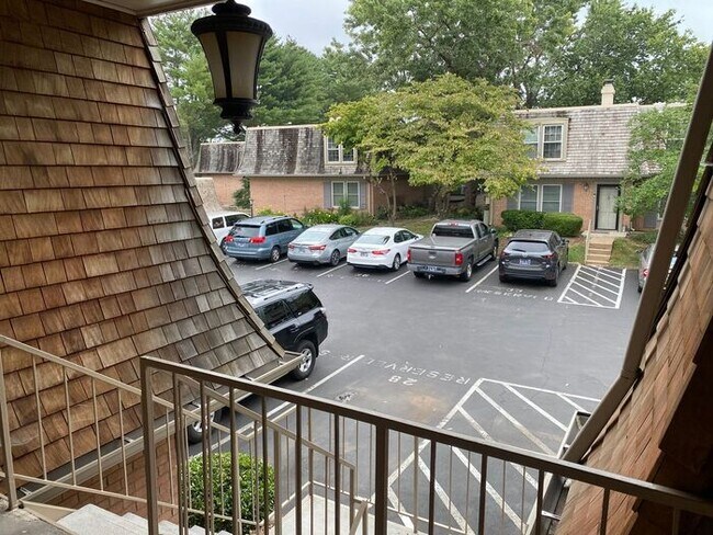 Building Photo - Beautiful 2 Bedroom / 2 Bath Apartment in Green Hills Under $2000!