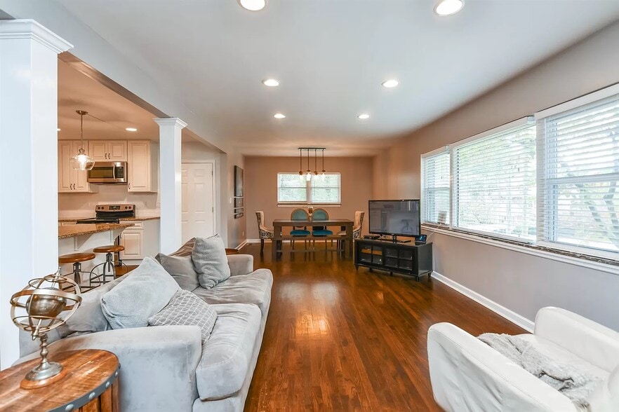 Building Photo - 2480 Cascade Rd SW