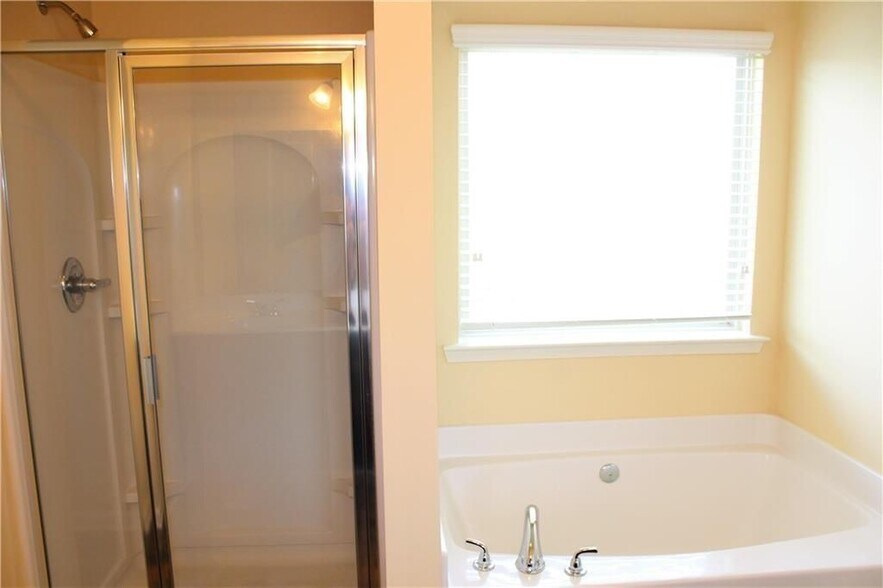 Building Photo - 810 Riverdance Dr