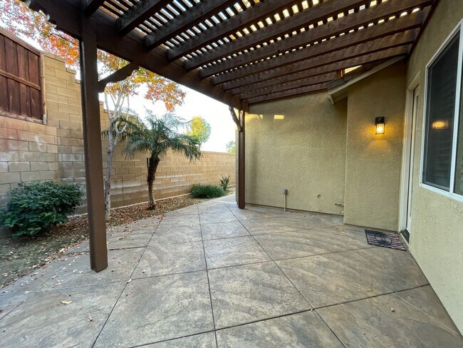 Building Photo - 3 bedroom, 2.5 bath Home located in the Gated College Lane Community in Redlands, CA