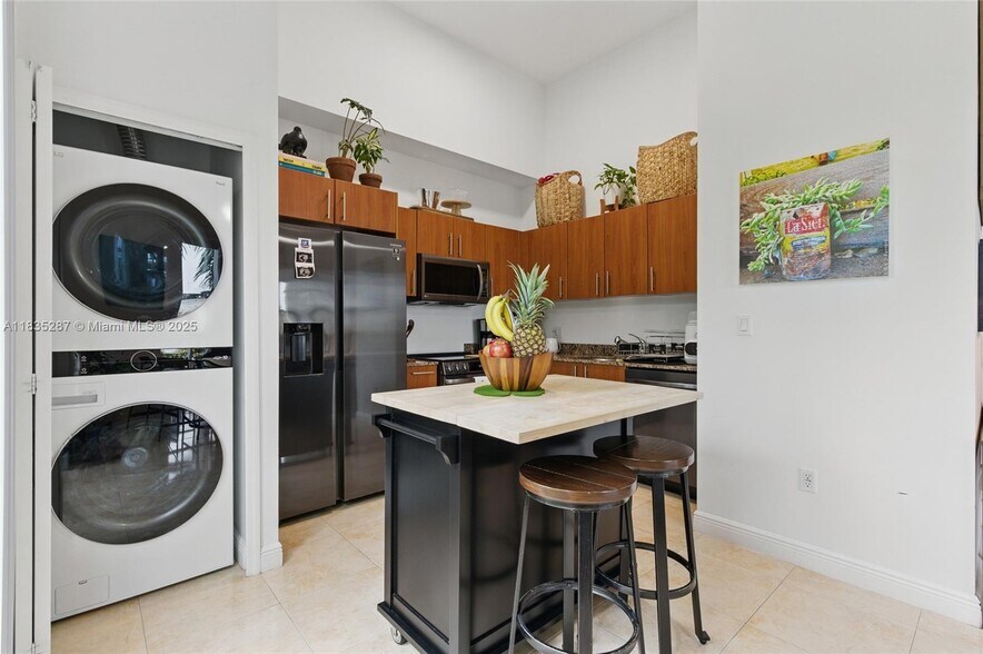 Building Photo - 2701 SW 3rd Ave