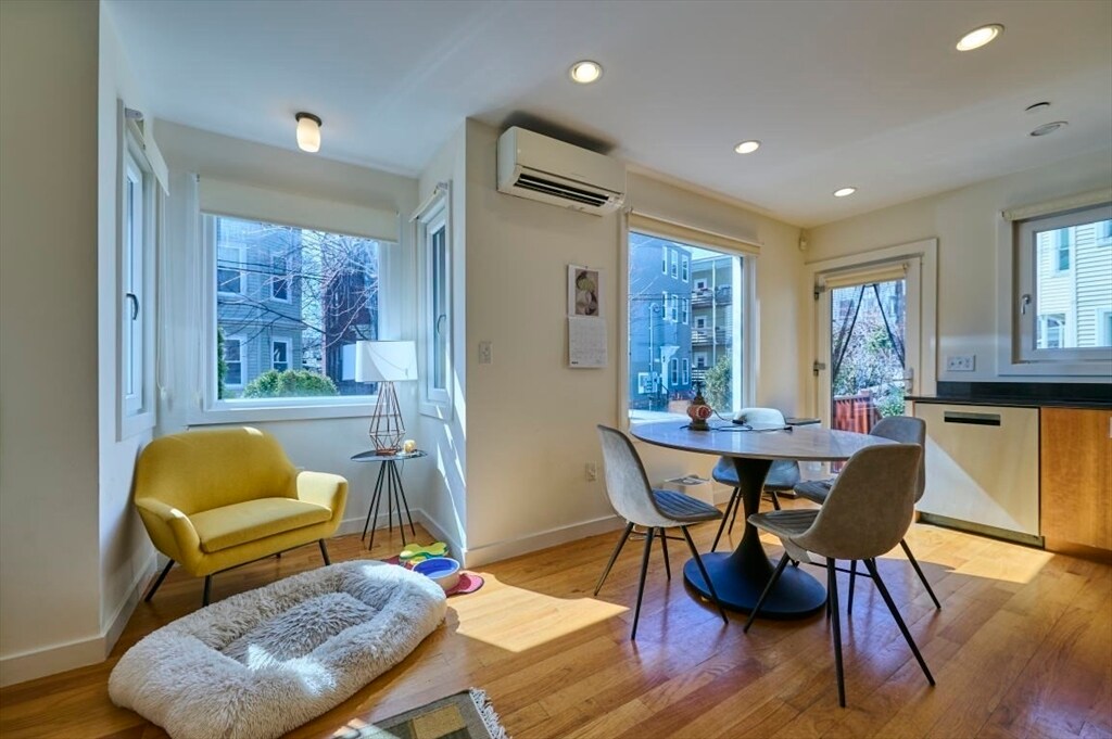 Building Photo - 19 Clary St