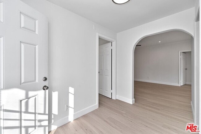 Building Photo - 536 N Oxford Ave