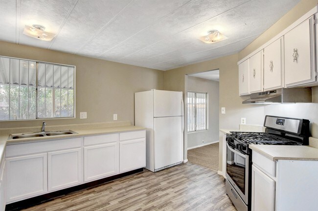 Building Photo - 136 Sir Thomas Dr
