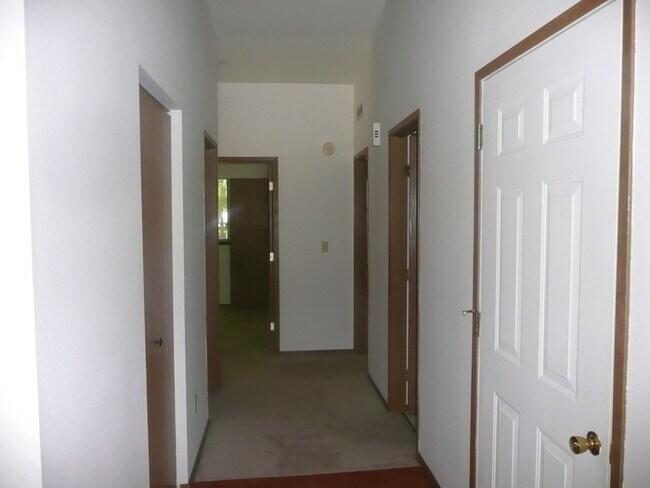 Building Photo - Spacious 2 Bedroom Duplex In Spanaway!