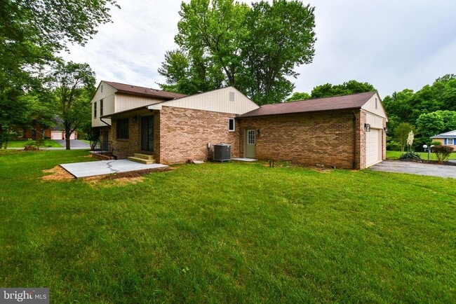 Building Photo - 1423 Albert Dr