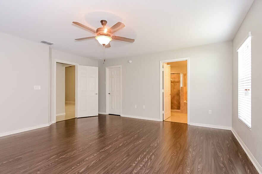 Building Photo - 6400 Twin Bridges Dr