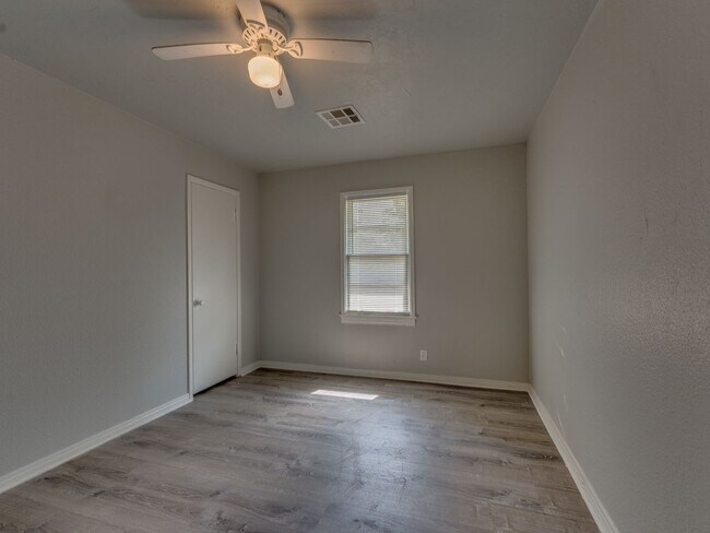 Building Photo - 3 Bedroom 1 Bath Home in Shawnee!