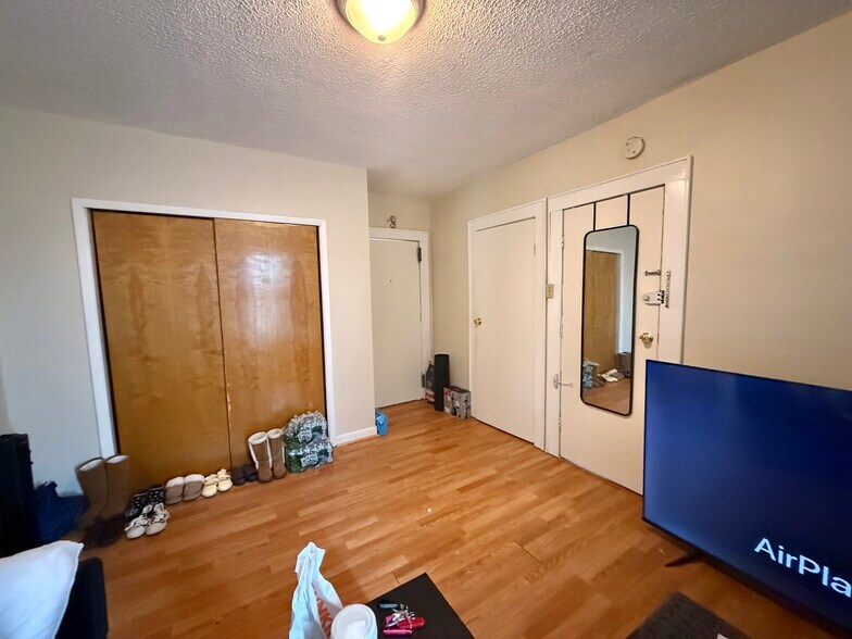 Building Photo - 167 Davis Ave