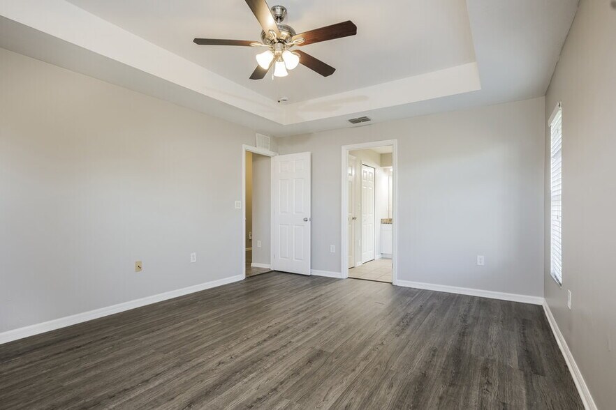 Building Photo - 719 Roma Ave S