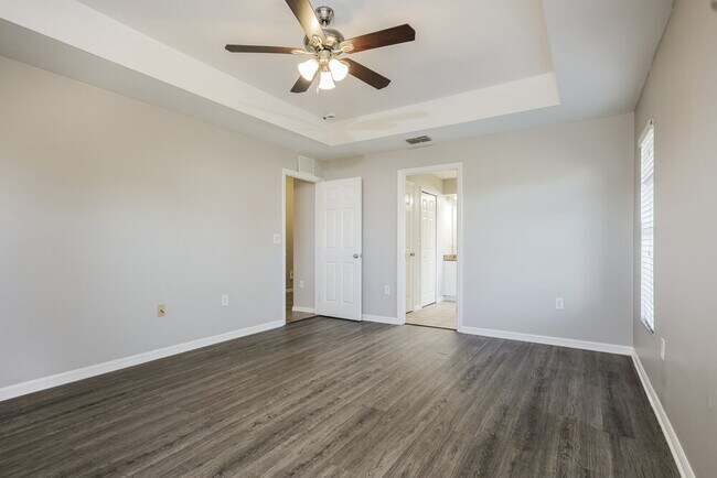 Building Photo - 719 Roma Ave S