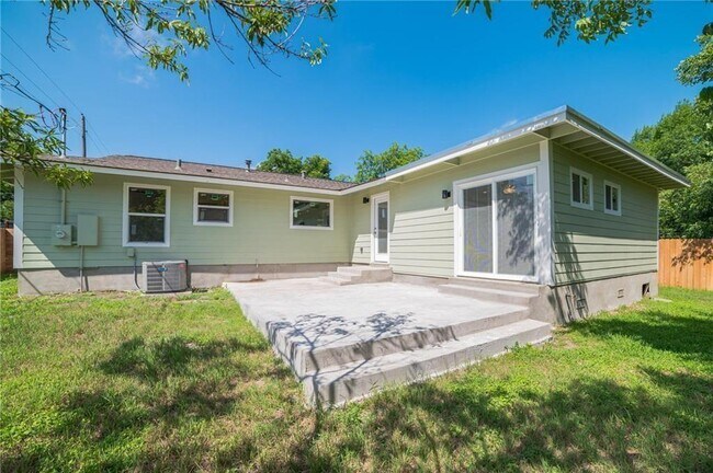 Building Photo - 1502 Villanova Dr