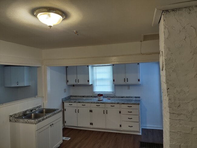 Building Photo - 202 Hillview Ave