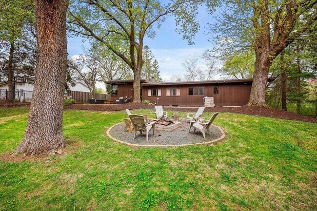Building Photo - Mid-Century Home