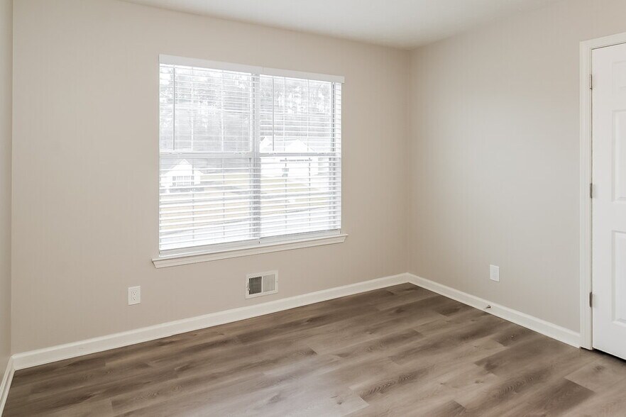 Building Photo - 691 River Valley Dr