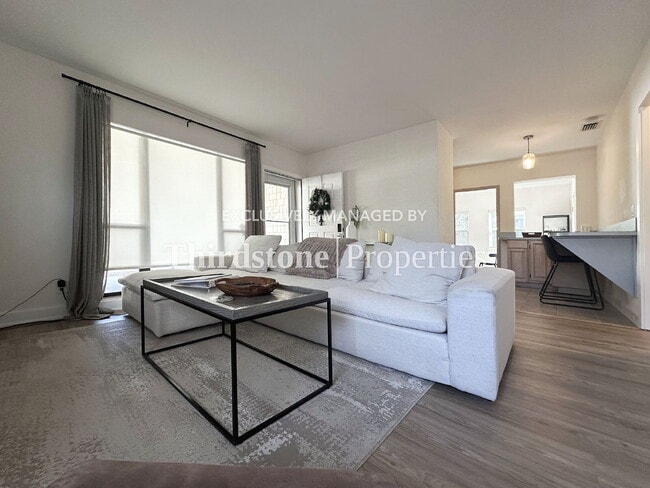 Building Photo - 928 9th Ave N