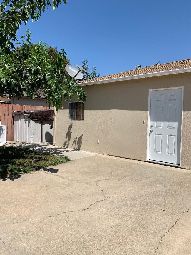 Building Photo - 738 N 14th St