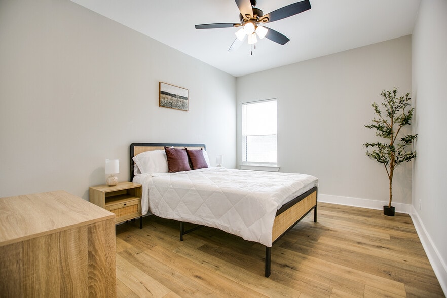 Building Photo - 1009 Holiday Dr