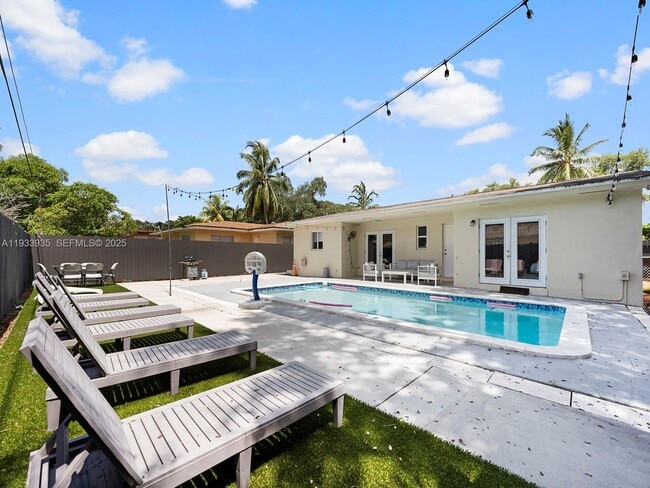 Building Photo - 560 NE 161st St