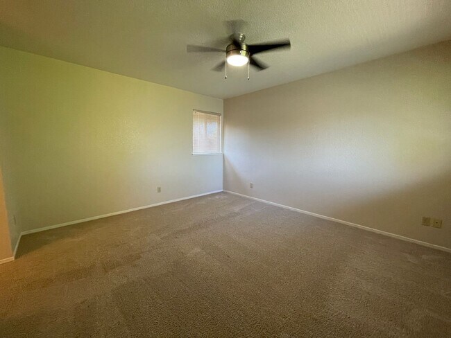 Building Photo - Spacious & Bright 3-Bedroom, 2 and 1/2 Bat...