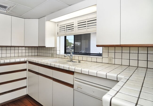 Building Photo - Centrally located in the heart of Orange