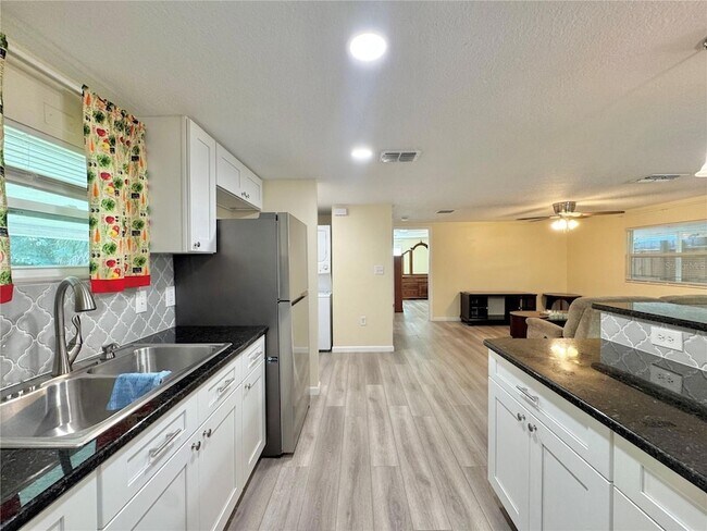 Building Photo - 126 Flamingo Dr