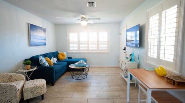 Building Photo - Charming 2 bedroom 1 bathroom beach side home