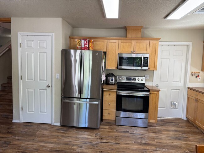 Building Photo - Fantastic 3 Bed/2.5 Bath Single Family Home in SE Bend