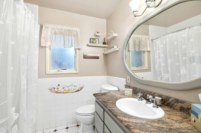 Building Photo - 1605 Lynngrove Dr