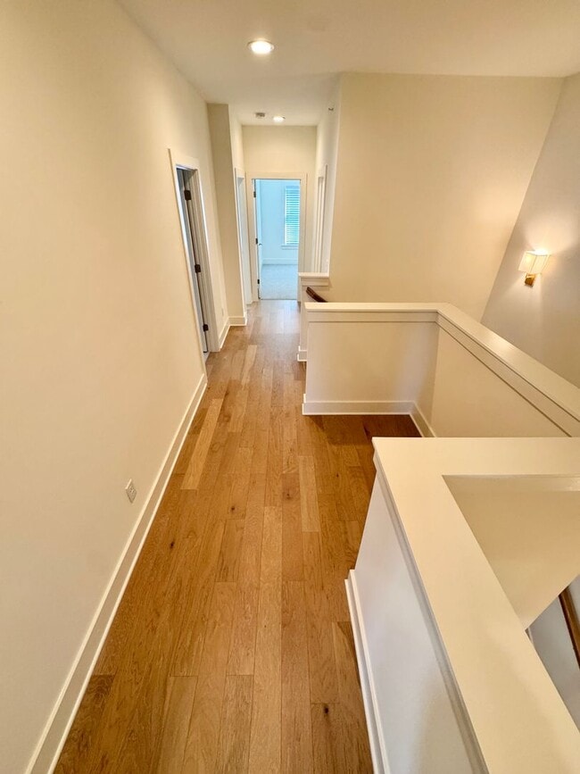 Building Photo - 3 Bedroom, 2.5 Bathroom Home w/ 2 Car Garage in Downtown Franklin