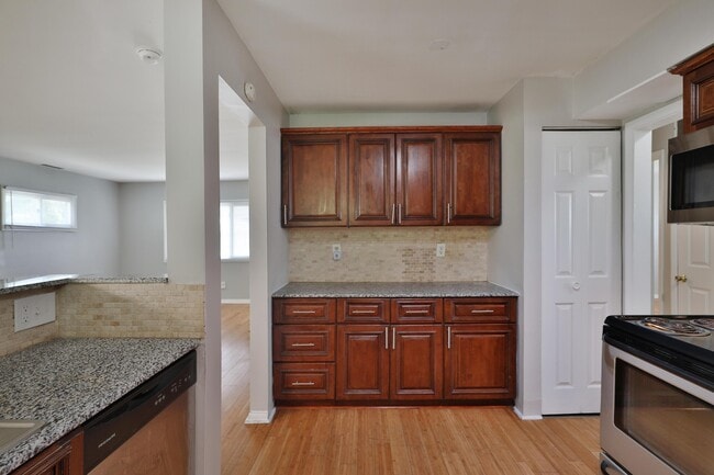 Building Photo - 2353 Hanna Dr