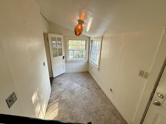 Building Photo - 44 E Parkwood Dr