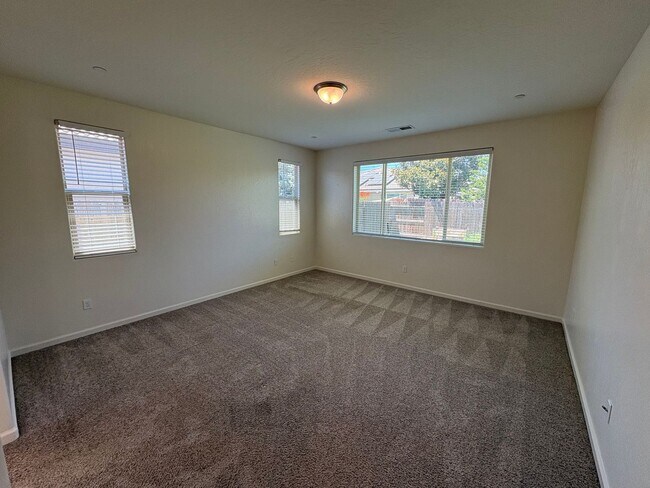 Building Photo - Comfortable NW Visalia Home Rent Ready!