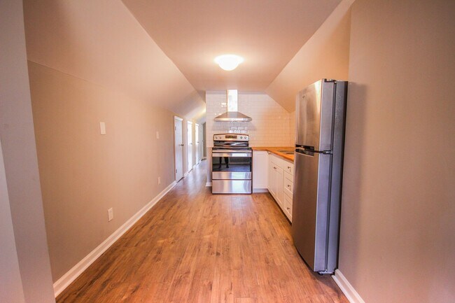 Building Photo - Highland Park Living with Private Deck & Updated 2BR Near Downtown Chattanooga
