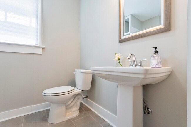 Building Photo - 1553 North Pkwy