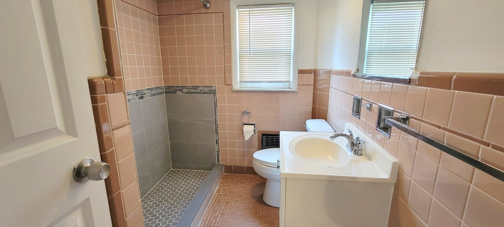 Full Bath - 122 Cross St