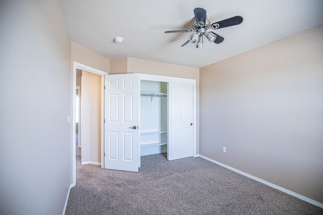 Building Photo - 4 Bedroom 3 bath Beautiful Home