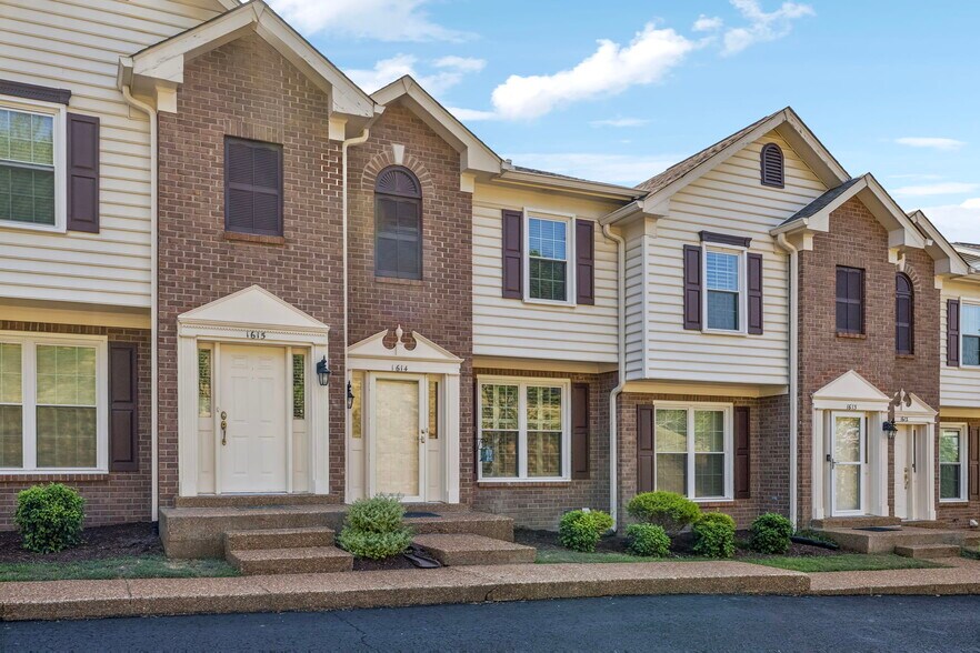 Wooded hill in the front with incredible views of Franklin TN - 1614 Brentwood Pointe