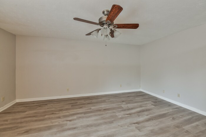 Building Photo - 7024 Greenview Cir S