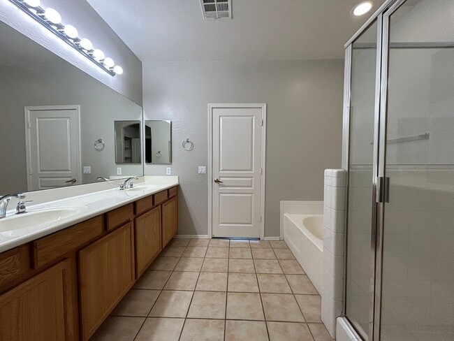 Building Photo - 955 E Knox Rd