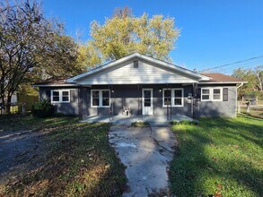 Building Photo - Charming 3-Bedroom Ranch Home with Fenced ...