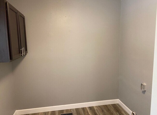 Building Photo - 4 bedroom/2 bath house